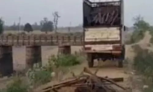 गजब चोर!.. अफसर बनकर पहुंचे और ग्रामीणों के सामने ही काट ले गए 60 फीट लंबा लोहे का पुल, विभाग के अफसर बोले...