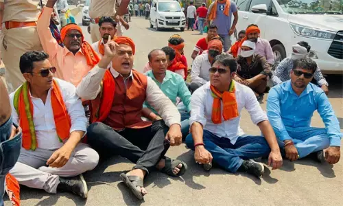 बोनस में कटौती: पुलिस के साथ झूमाझटकी के बाद सड़क पर ही धरने पर बैठे भाजपाई