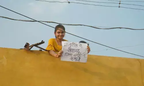 कका आउ कांग्रेस के वादा... खैरागढ़ में छत से पोस्टर दिखाकर किशोरी ने पूछा- 17 अप्रैल के खैरागढ़ जिला बनही न कका, पढ़ें कका ने क्या कहा...