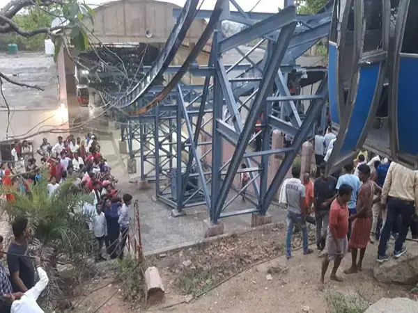 बड़ा हादसा VIDEO: रोप-वे हादसे में 2 की मौत, आपस में टकराई कई ट्रॉलियां... 36 अब भी ट्रॉली में फंसे, रेस्क्यू जारी