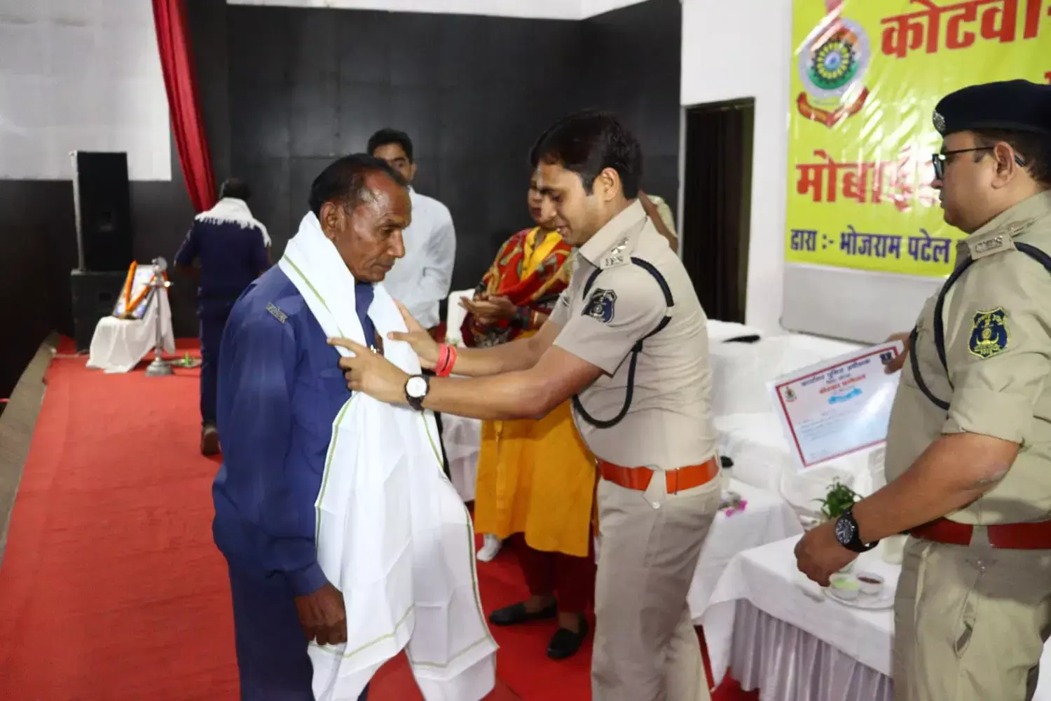 गांव के कोतवाल: पुलिस ने किया कोटवारों का सम्मान, क्योंकि गांव में जन्म से मृत्यु तक सबका हिसाब उनके रजिस्टर में