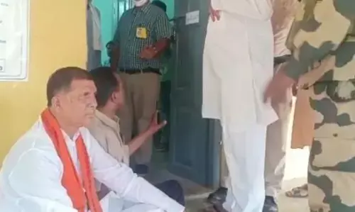 वीडियो: मतदान केंद्र के बाहर जमीन पर बैठे पूर्व विधायक, सुरक्षा कर्मियों को हटाने की कर रहे मांग, जानिए क्या है पूरा मामला...