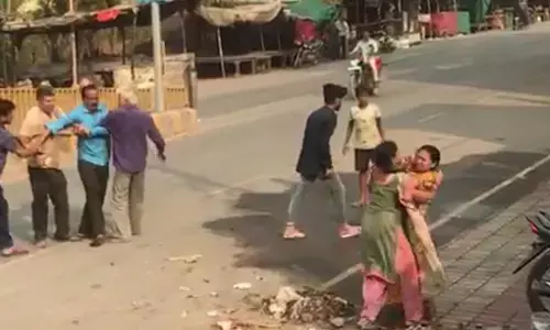 सिर फुटव्वल-वीडियो: एक दूसरे पर ईंट से हमला, VIDEO वायरल होने के बाद  दोनों पक्षों के खिलाफ की FIR...