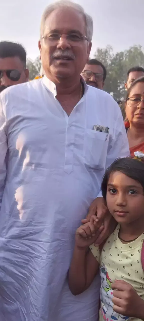 तस्वीर मिल गई... बच्चों को फोटो खींचते और वीडियो बनाते देख सीएम ने अपने पास बुलाया, साथ में खिंचाई फोटो