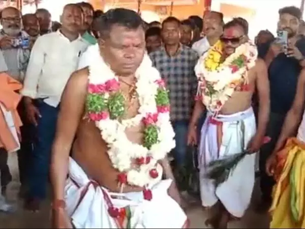 Video- छत्तीसगढ़ के मंत्री पर देवी हुई सवार: वीडियो में खुद को मारे कोड़े, जमकर झूमे