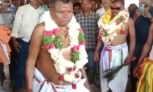 Video- छत्तीसगढ़ के मंत्री पर देवी हुई सवार: वीडियो में खुद को मारे कोड़े, जमकर झूमे