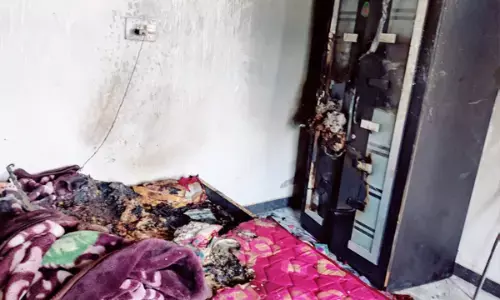 पेट्रोल बम से हमला: घर में घुसे आरोपियो ने परिवार पर पेट्रोल बम से किया हमला, झुलसे