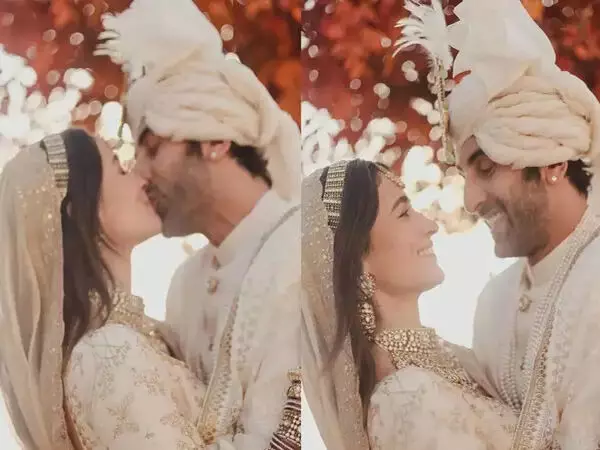 रणबीर ने दुल्हन आलिया को किया Kiss, सामने आई पहली तस्वीर... बालकनी में लिए सात फेरे... देखें फोटो