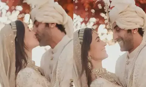 रणबीर ने दुल्हन आलिया को किया Kiss, सामने आई पहली तस्वीर... बालकनी में लिए सात फेरे... देखें फोटो