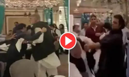 इमरान खान और शहबाज शरीफ के समर्थक आपस में भिड़े, जमकर चले लात और घूंसे... वीडियो देखकर रह जाएंगे दंग