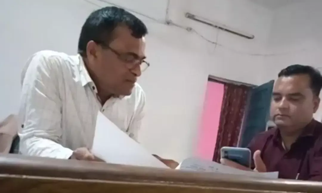 नायब तहसीलदार पर कार्रवाई: काम के एवज में शराब की मांग करते वीडियो हुआ था वायरल... हटाये गए, कलेक्टर ने सस्पेंड करने की अनुसंशा की...
