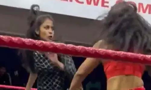 पहलवान पर चलाई लात घूसा: फाइट देखने आई लड़की पहुंच बॉक्सिंग रिंग के अंदर, फिर पहलवानों पर पड़ी भारी...  देखें वीडियो