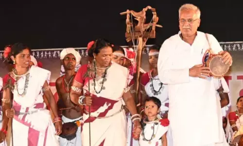 CG जब सीएम थिरके... राष्ट्रीय जनजातीय साहित्य महोत्सव शुरू, कार्यक्रम में पहुंचे सीएम भूपेश बघेल खुद को नहीं रोक पाए थिरकने से, देखें वीडियो…