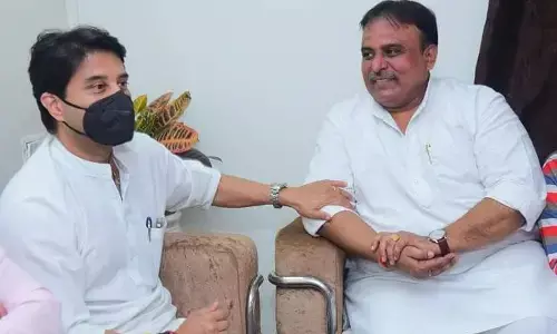 कांग्रेस नेता के घर सिंधिया: ज्योतिरादित्य सिंधिया गए पूर्व महासचिव के घर, 15 मिनट रुके, कहा- पारिवारिक संबंध