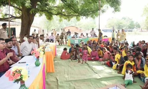 बिजली,पानी,शिक्षक,आंगनबाड़ी कार्यकर्ता की नियुक्ति जैसी समस्याओं का हुआ तत्काल मौके पर निराकरण,, कलेक्टर संजीव कुमार झा को अपने बीच पाकर खिल उठे ग्रामीणों के चेहरे