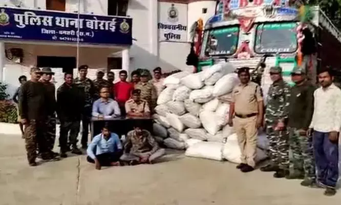 एशियन पेंट के नीचे 2 करोड़ का गांजा... नाकाबंदी कर जांच कर रही थी पुलिस, ट्रक का सामान दिखाने में क्लीनर ने की आनाकानी तो निकला 10 क्विंटल गांजा