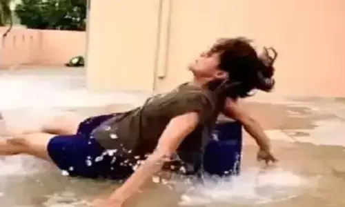 स्टंट करना लड़की को पड़ा भारी, चंद सेकंड में हो गया बुरा हाल... देखें वीडियो