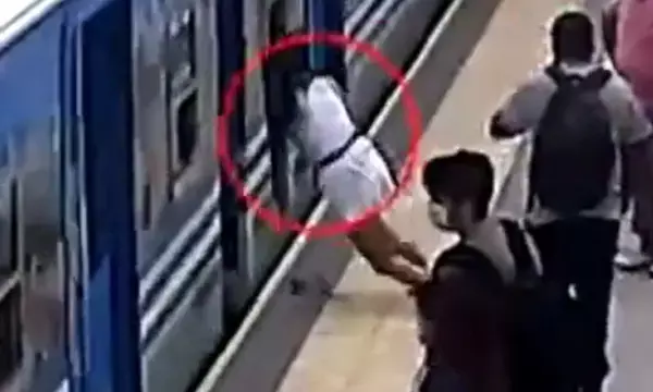 VIDEO: चलती ट्रेन के नीचे बेहोश होकर जा गिरी लड़की, देखकर नहीं होगा यकीन... देखें