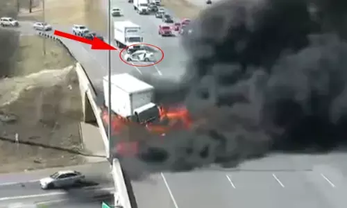 भीषण हादसा: तेज रफ्तार कार की ट्रक से टक्कर, अचानक लगी आग और फिर... देखें वीडियो