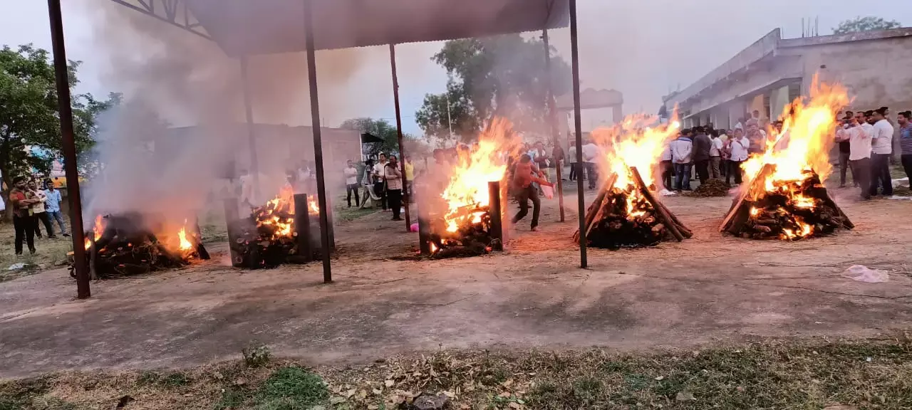 एक साथ 5 शवों का अंतिम संस्कार: हर आंखों से छलके आंसू, खैरागढ़ की दुकानें बंद; 6 बेटियों के पिता ने साइकिल की छोटी दुकान से मेहनत कर बनाया शोरूम