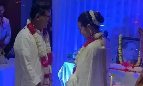 PHOTOS: एक-दूजे के हुए IAS टीना डाबी और प्रदीप गवांडे, भीमराव अंबेडकर की तस्वीर के सामने की शादी