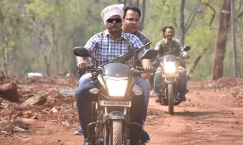 ग्रामों में कलेक्टर पहुँचे मोटर सायकल से, बड़ी संख्या में ग्रामीणों ने कराया स्वास्थ्य जांच... दी गयी स्वास्थ्य सलाह