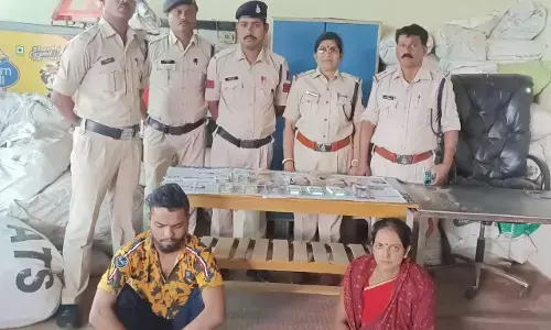 बेटे की चोरी में मां फंसी: 6.50 लाख की चोरी का आरोपी पकड़ा गया, पैसे छिपाने के आरोप में मां भी गिरफ्तार