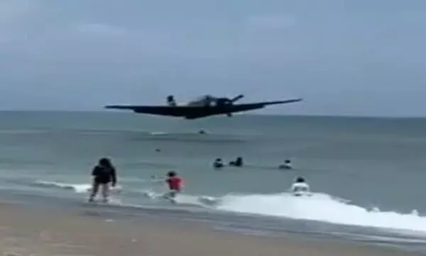 VIDEO: समुद्र में मस्ती कर रहे थे लोग, अचानक आसमान से समुद्र में गिरा हवाई जहाज... देखें VIDEO: समुद्र में मस्ती कर रहे थे लोग, अचानक आसमान से समुद्र में गिरा हवाई जहाज... देखें