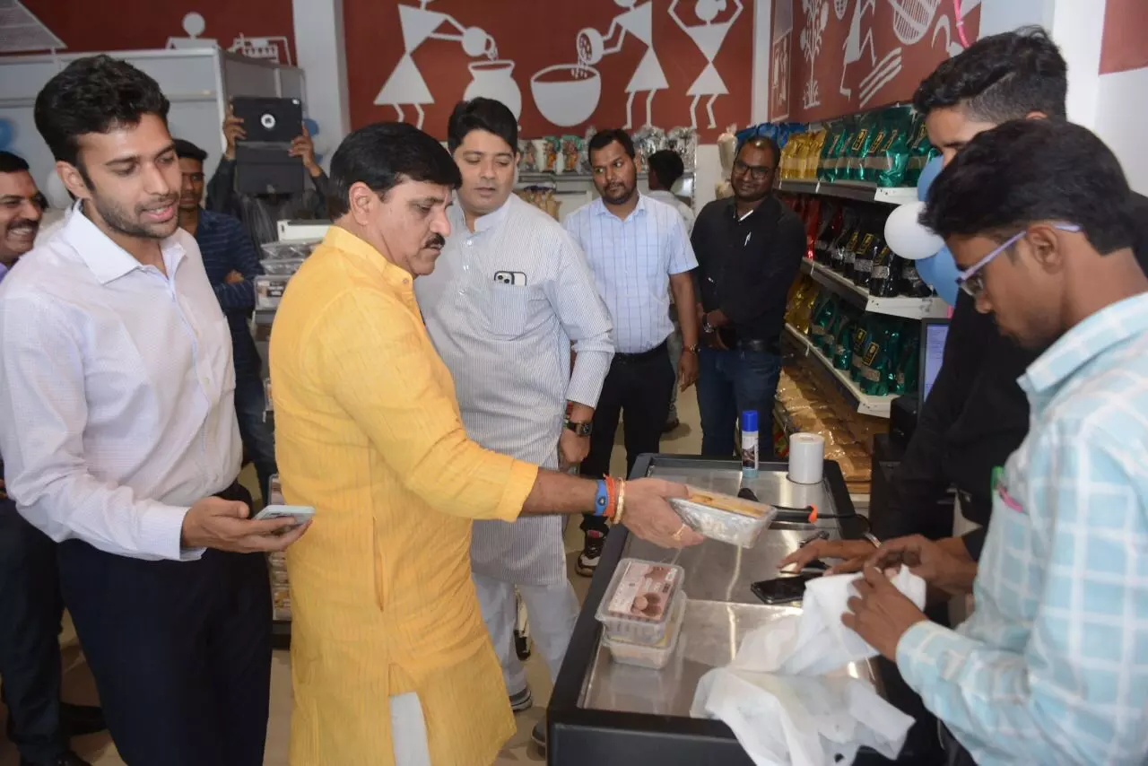 50 हजार के कुकीज!.. राजधानी में खुला पहला सी मार्ट स्टोर, पहले ग्राहक बने मेयर ढेबर और सभापति दुबे 50 हजार के कुकीज!.. राजधानी में खुला पहला सी मार्ट स्टोर, पहले ग्राहक बने मेयर ढेबर और सभापति दुबे