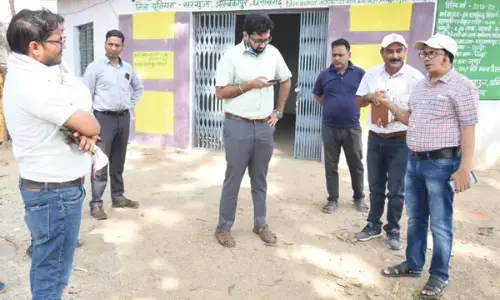 तपती धूप में लगातार कलेक्टर संजीव कुमार झा का दौरा, गौठान समेत वन धन केन्द्र का किया निरीक्षण... दिए जरूरी दिशा निर्देश