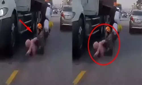 Video देखें: मौत के मुंह से बच्चे को खींच लाई मां, वीडियो देखकर खड़े हो जाएंगे रौंगटे