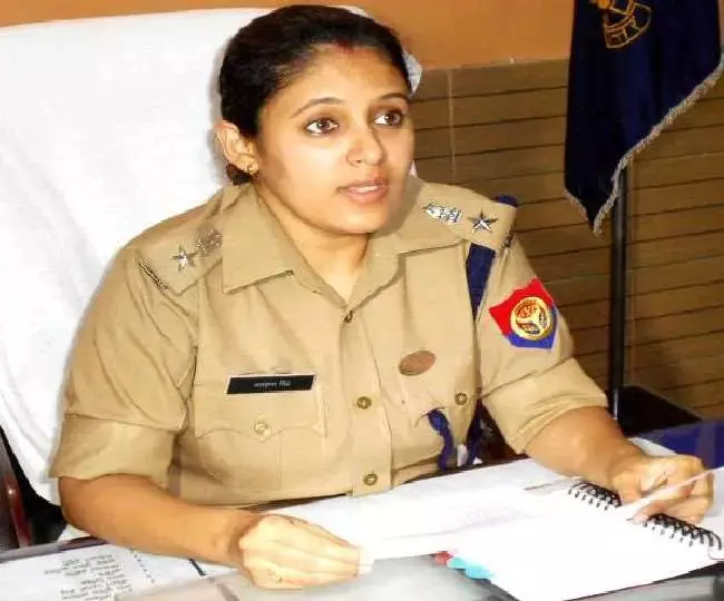 IPS सस्पेंड: बिना अनुमति लंदन घूम रहीं आईपीएस को सरकार ने किया सस्पेंड, योगी 2.0 में यह दूसरी कार्रवाई