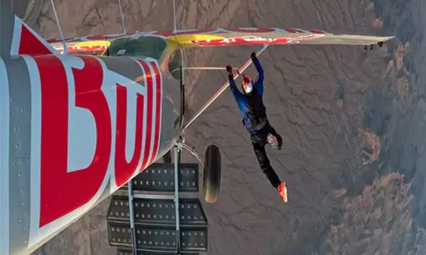 खौफनाक वीडियो: उड़ते विमानों में पायलट्स की अदलाबदली!, देखकर दंग रहे जाएगे आप