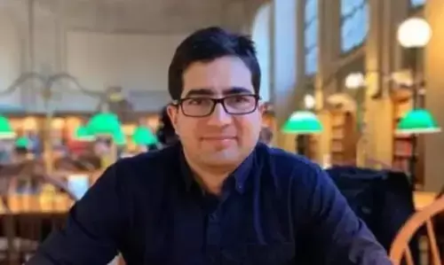 घर लौटे पूर्व IAS : इस्तीफा देने के बाद फिर लौटे सेवा में, UPSC टॉपर को राजनीति रास नहीं आई, हिरासत में भी रहना पड़ा