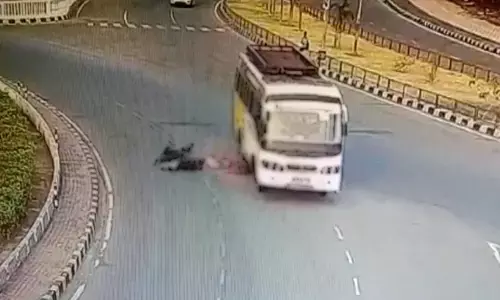 दर्दनाक एक्सीडेंट VIDEO: तेज रफ्तार बस ने बाइक सवार को मारी टक्कर, पहिये से कुचलकर महिला की मौत....