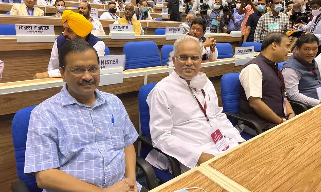 फोटो दिल्ली में CM: मुख्यमंत्री और हाईकोर्ट के चीफ जस्टिस के सम्मेलन में पहुंचे भूपेश, देखिए फोटो मुख्यमंत्रियों से मिलते हुए