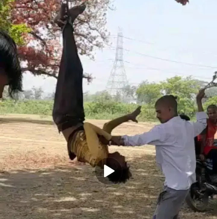 CG-रूह कंपा देने वाला तालिबानी VIDEO: पेड़ पर उल्टा लटका कर बेल्ट और डंडे से पिटाई...माफी मांगता...गिड़गिड़ाता रहा युवक लेकिन...
