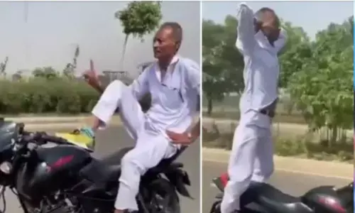 पुलिस ने पकड़कर की खातिरदारी: चलती बाइक पर अमिताभ बच्चन की स्टाइल में बैठ गया शख्स... देखें वीडियो