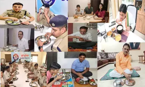 फोटो में बोरे-बासी: अफसर-नेता मंत्री ले रहे बोरे-बासी का आनंद; दुर्ग पुलिस के सभी अफसर एक साथ बैठे बासी खाने