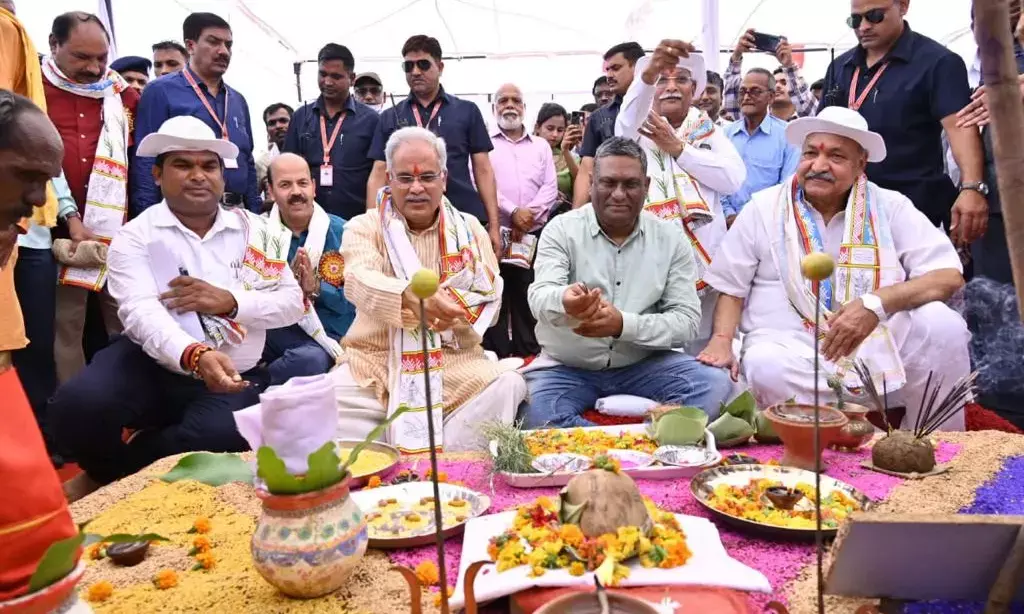 CG तस्वीरों में माटी पूजन: सिर पर साफा बांधे सीएम ने ट्रैक्टर से खेत की जुताई की, किसानों को बीज वितरण, देखें अक्ती तिहार पर शुरू हुई नई परंपरा की तस्वीरें