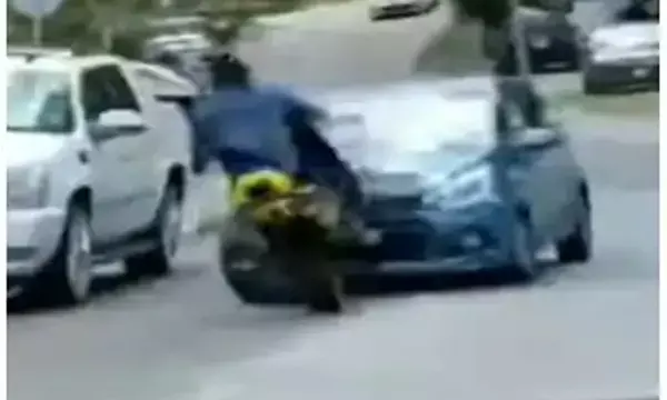 स्टंटबाज़ VIDEO: स्टंट के चक्कर में कार से जा भिड़ा बाइक सवार, देखकर रहे जाएगे हौरान... देखें