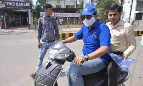 मितान बने मेयर: आवेदन के दो घंटे के भीतर घर पहुंचाकर दिया जन्म प्रमाणपत्र, स्कूटी में दो घरों में जाकर किया जन्म प्रमाण पत्र का वितरण