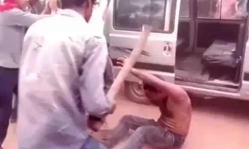 CG-मारपीट का VIDEO वायरल: लाठी डंडो से युवक की बेरहमी से पिटाई... हत्या के प्रयास का मामला दर्ज...