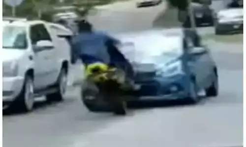 स्टंटबाज़ VIDEO: स्टंट के चक्कर में कार से जा भिड़ा बाइक सवार, देखकर रहे जाएगे हौरान... देखें