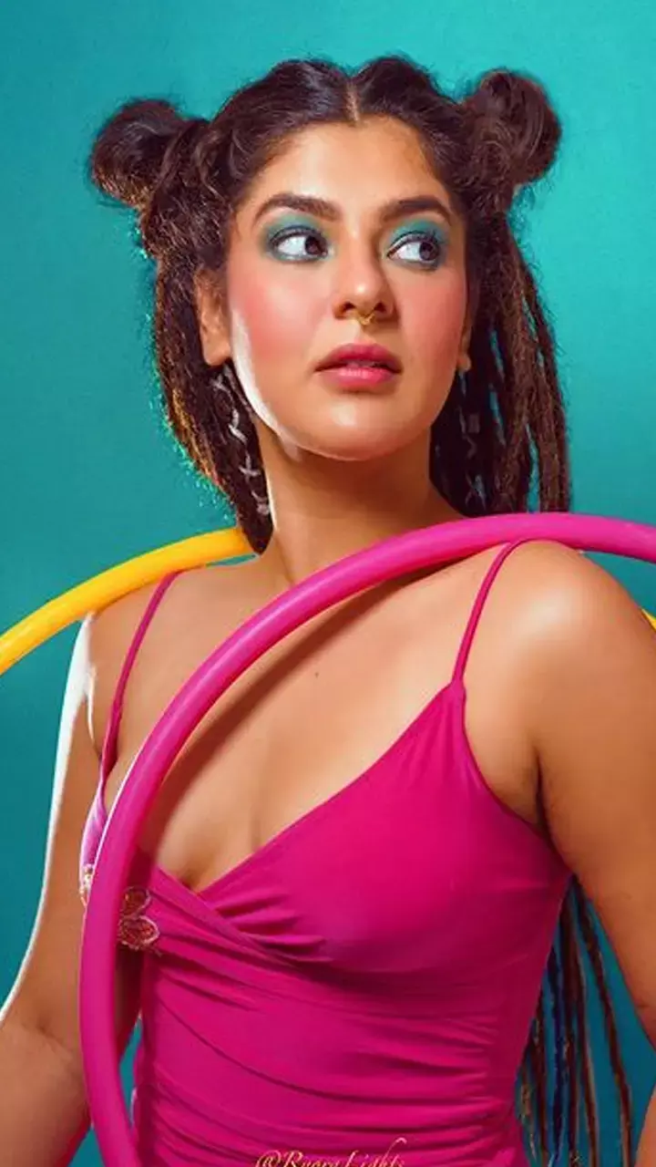टीवी एक्ट्रेस निधि भानुशाली की फ़ोटो