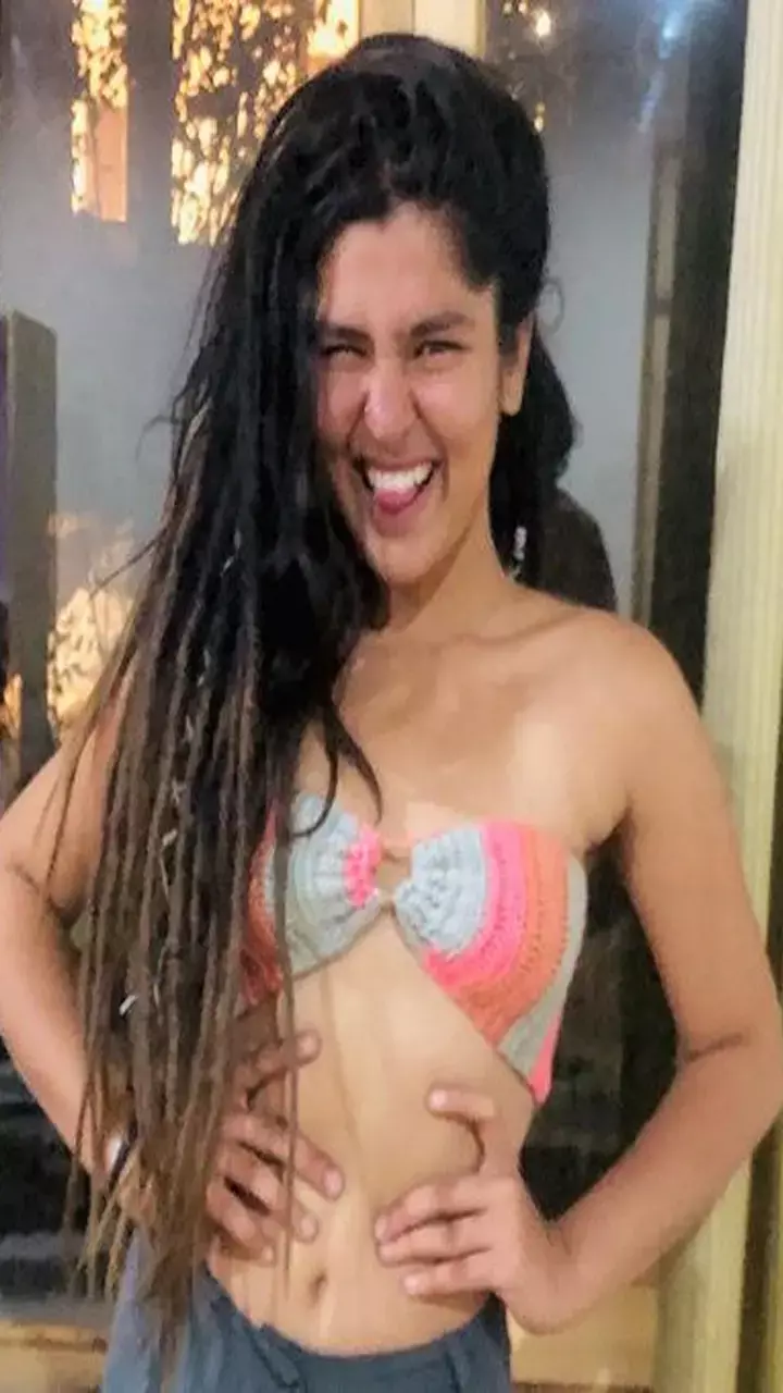 टीवी एक्ट्रेस निधि भानुशाली की फ़ोटो