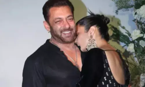 VIDEO: कभी किया Kiss तो कभी गालों पर फेरा हाथ, शहनाज गिल ने सलमान खान पर लुटाया प्यार... बोलीं- पता है सलमान अब मुझे