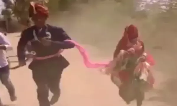 शादी की यह कैसी रस्म!... गाड़ी के पीछे भागने लगे दूल्हा-दुल्हन, वीडियो ने मचाया बवाल... देखें