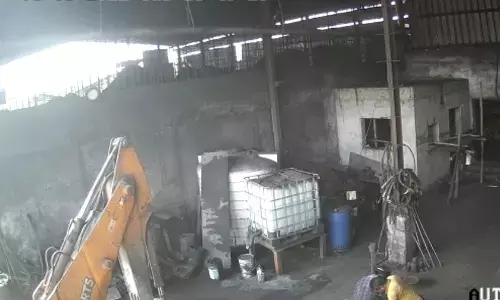 दर्दनाक VIDEO: जेसीबी के टायर में हवा भरने के दौरान हादसा, टायर फटने से दो की मौत...