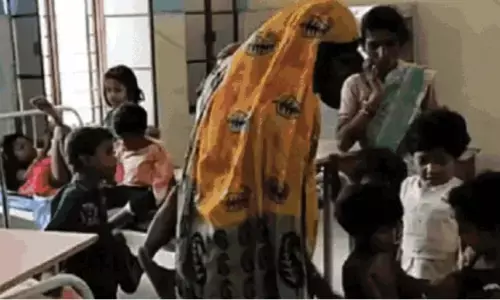 खाने में गिरी छिपकली, 16 बच्चे बीमार... अस्पताल में सभी बच्चे भर्ती